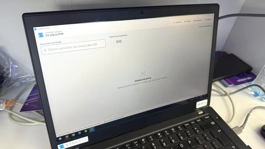 Laptop z aplikacją Syskonf Onsite na stanowisku recepcji
